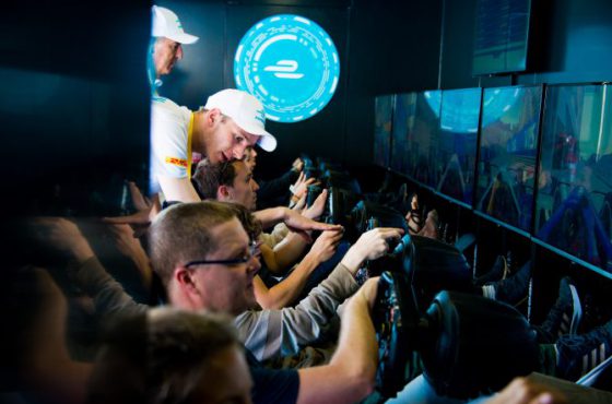 Te presentamos el eSports Arena Truck. ¡El camión de los eSports!