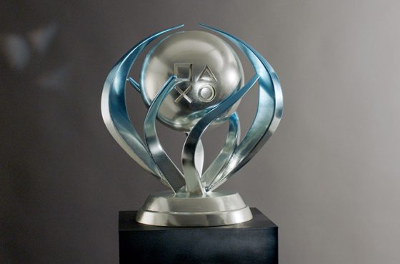 Así luce un Trofeo de Platino de PlayStation a tamaño real