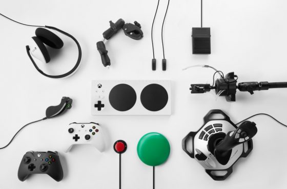 En envase del mando adaptado para Xbox One es igual de accesible